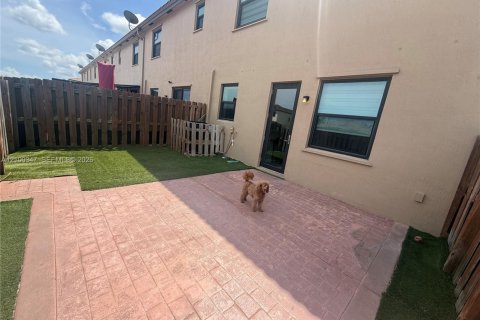 Townhouse in Homestead, Florida 3 bedrooms, 147.44 sq.m. № 2400549 - photo 11