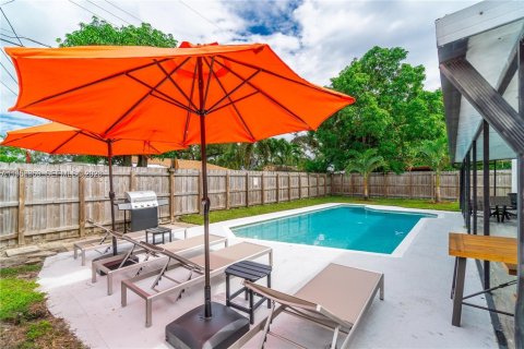 Casa en alquiler en Hollywood, Florida, 5 dormitorios, 112.32 m2 № 2010743 - foto 2