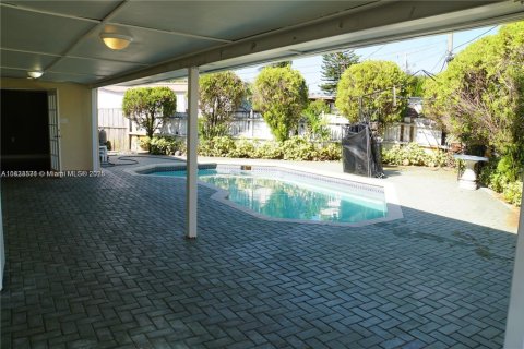 House in Dania Beach, Florida 3 bedrooms, 120.31 sq.m. № 1814865 - photo 9