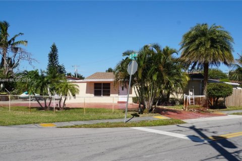 House in Dania Beach, Florida 3 bedrooms, 120.31 sq.m. № 1814865 - photo 1
