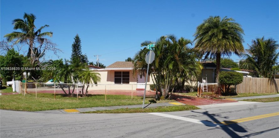 House in Dania Beach, Florida 3 bedrooms, 120.31 sq.m. № 1814865