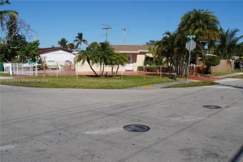 House in Dania Beach, Florida 3 bedrooms, 120.31 sq.m. № 1814865 - photo 22