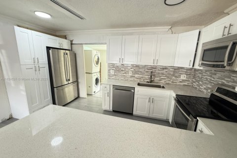 House in Dania Beach, Florida 3 bedrooms, 120.31 sq.m. № 1814865 - photo 5