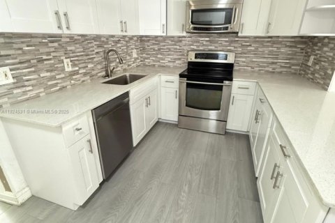 House in Dania Beach, Florida 3 bedrooms, 120.31 sq.m. № 1814865 - photo 6
