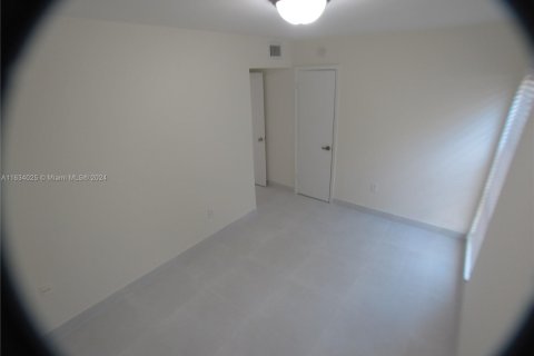 Townhouse in Sweetwater, Florida 4 bedrooms № 1764113 - photo 22
