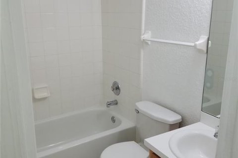 Commercial property in Orlando, Florida 7 bedrooms, 266.07 sq.m. № 2376636 - photo 17
