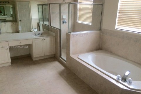 Casa en alquiler en Miami, Florida, 4 dormitorios, 244.52 m2 № 1825777 - foto 13