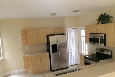 Casa en alquiler en Miami, Florida, 4 dormitorios, 244.52 m2 № 1825777 - foto 14