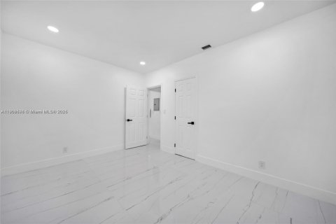 Propiedad comercial en venta en Miami, Florida, 147.9 m2 № 2012824 - foto 7