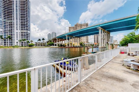 Casa en venta en Sunny Isles Beach, Florida, 4 dormitorios, 322.37 m2 № 1977071 - foto 10