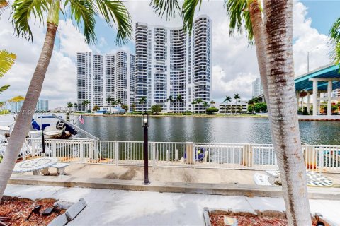 Casa en venta en Sunny Isles Beach, Florida, 4 dormitorios, 322.37 m2 № 1977071 - foto 2