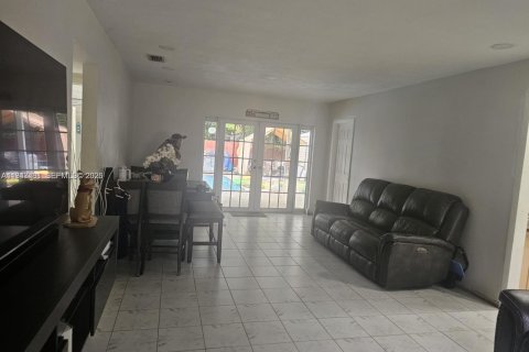 Casa en venta en Cutler Bay, Florida, 3 dormitorios, 125.6 m2 № 2003845 - foto 1
