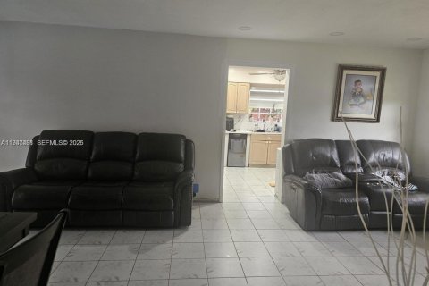 Casa en venta en Cutler Bay, Florida, 3 dormitorios, 125.6 m2 № 2003845 - foto 2