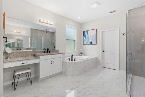 House in Orlando, Florida 5 bedrooms, 352.84 sq.m. № 2396389 - photo 16