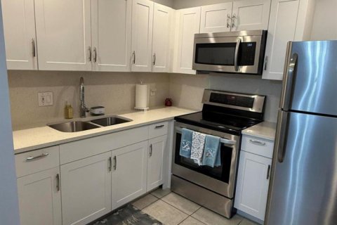 Condo in Palm Springs, Florida, 1 bedroom  № 2190694 - photo 3