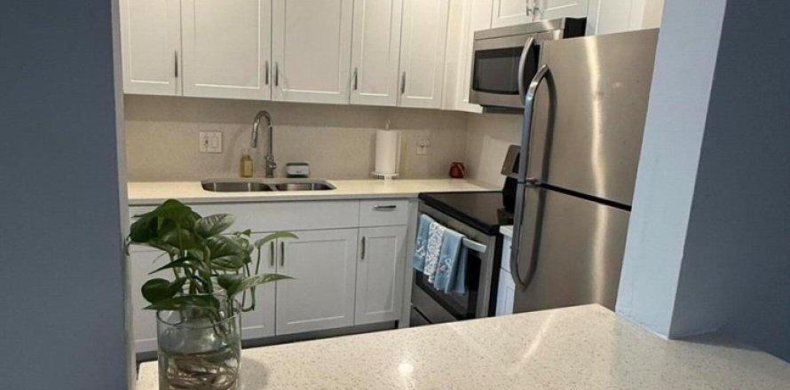 Condo in Palm Springs, Florida, 1 bedroom  № 2190694