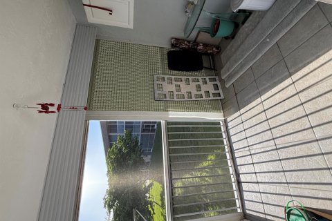 Condo in Palm Springs, Florida, 1 bedroom  № 2190694 - photo 11