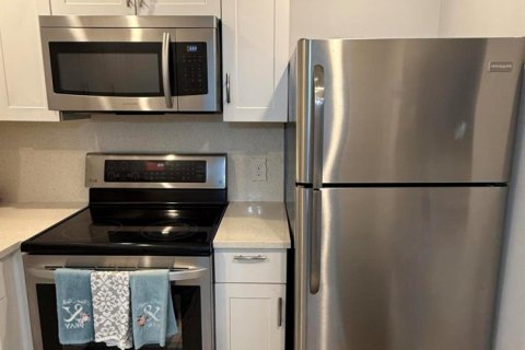 Condo in Palm Springs, Florida, 1 bedroom  № 2190694 - photo 4