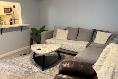 Condo in Palm Springs, Florida, 1 bedroom  № 2190694 - photo 2