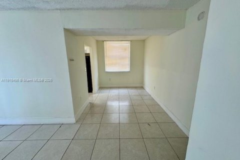 Copropriété à louer à Lauderhill, Floride: 2 chambres, 93.18 m2 № 1971603 - photo 2