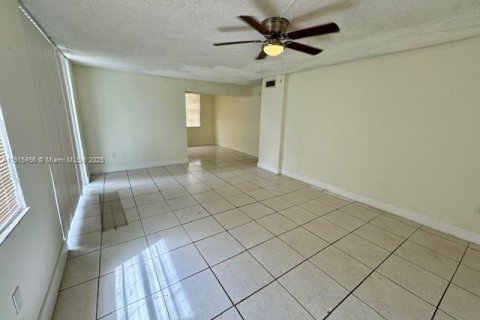 Copropriété à louer à Lauderhill, Floride: 2 chambres, 93.18 m2 № 1971603 - photo 1