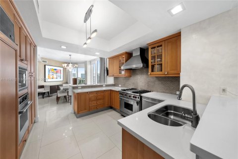 Condominio en venta en Sunny Isles Beach, Florida, 4 dormitorios, 254.18 m2 № 1887483 - foto 22