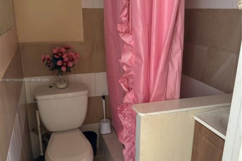 Commercial property in Lauderdale Lakes, Florida 1 bedroom, 136.29 sq.m. № 1949184 - photo 4