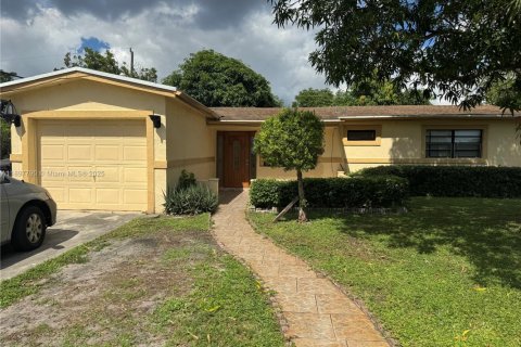 Commercial property in Lauderdale Lakes, Florida 1 bedroom, 136.29 sq.m. № 1949184 - photo 1