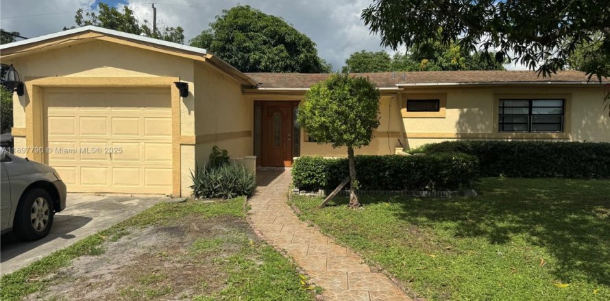 Commercial property in Lauderdale Lakes, Florida 1 bedroom, 136.29 sq.m. № 1949184