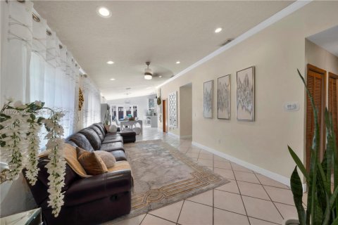 House in Miami, Florida 3 bedrooms, 152.36 sq.m. № 1992491 - photo 6