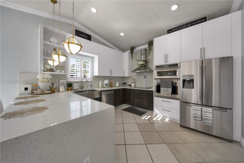 House in Miami, Florida 3 bedrooms, 152.36 sq.m. № 1992491 - photo 11