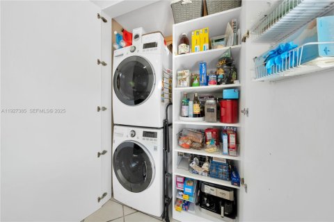 House in Miami, Florida 3 bedrooms, 152.36 sq.m. № 1992491 - photo 20