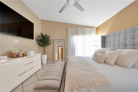 House in Miami, Florida 3 bedrooms, 152.36 sq.m. № 1992491 - photo 24