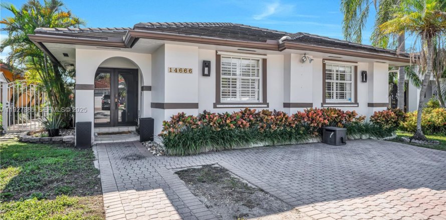 House in Miami, Florida 3 bedrooms, 152.36 sq.m. № 1992491