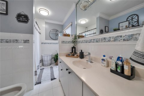 House in Miami, Florida 3 bedrooms, 152.36 sq.m. № 1992491 - photo 26