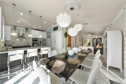 House in Miami, Florida 3 bedrooms, 152.36 sq.m. № 1992491 - photo 17