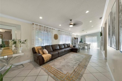 House in Miami, Florida 3 bedrooms, 152.36 sq.m. № 1992491 - photo 8