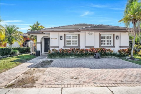 House in Miami, Florida 3 bedrooms, 152.36 sq.m. № 1992491 - photo 2