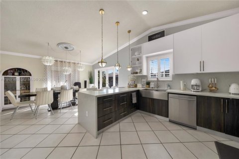 House in Miami, Florida 3 bedrooms, 152.36 sq.m. № 1992491 - photo 13