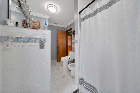 House in Miami, Florida 3 bedrooms, 152.36 sq.m. № 1992491 - photo 27