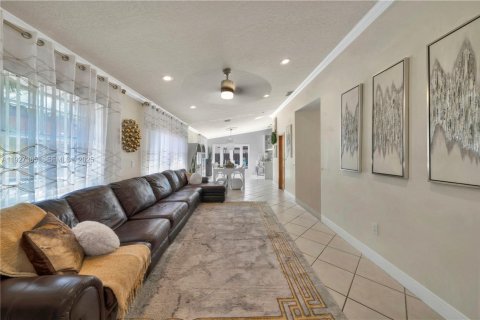 House in Miami, Florida 3 bedrooms, 152.36 sq.m. № 1992491 - photo 7