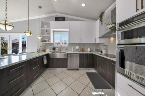 House in Miami, Florida 3 bedrooms, 152.36 sq.m. № 1992491 - photo 12