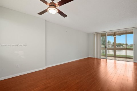 Copropriété à vendre à Tamarac, Floride: 2 chambres, 112.88 m2 № 2048077 - photo 11