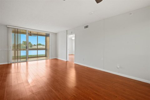 Copropriété à vendre à Tamarac, Floride: 2 chambres, 112.88 m2 № 2048077 - photo 12