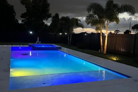 Casa en venta en Cape Coral, Florida, 4 dormitorios № 2080256 - foto 10