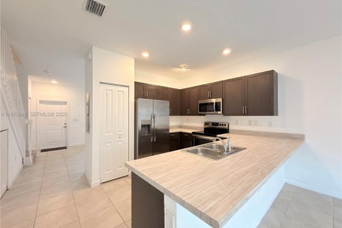 Touwnhouse à louer à Homestead, Floride: 3 chambres, 129.41 m2 № 2046170 - photo 11