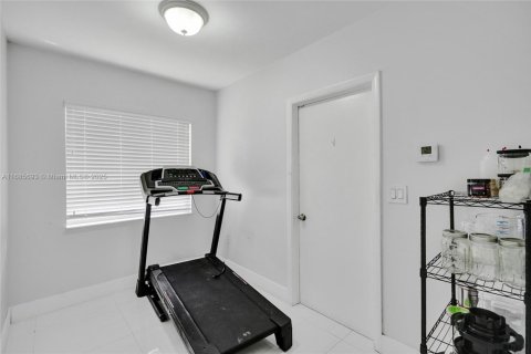 House in Miami, Florida 4 bedrooms, 241.27 sq.m. № 1445214 - photo 24