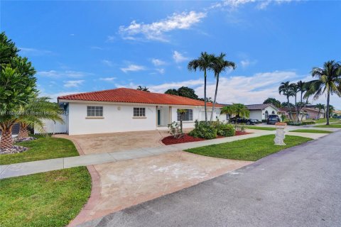 House in Miami, Florida 4 bedrooms, 241.27 sq.m. № 1445214 - photo 11