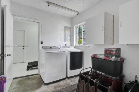 House in Miami, Florida 4 bedrooms, 241.27 sq.m. № 1445214 - photo 25