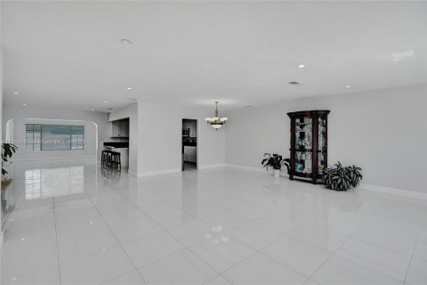 House in Miami, Florida 4 bedrooms, 241.27 sq.m. № 1445214 - photo 14